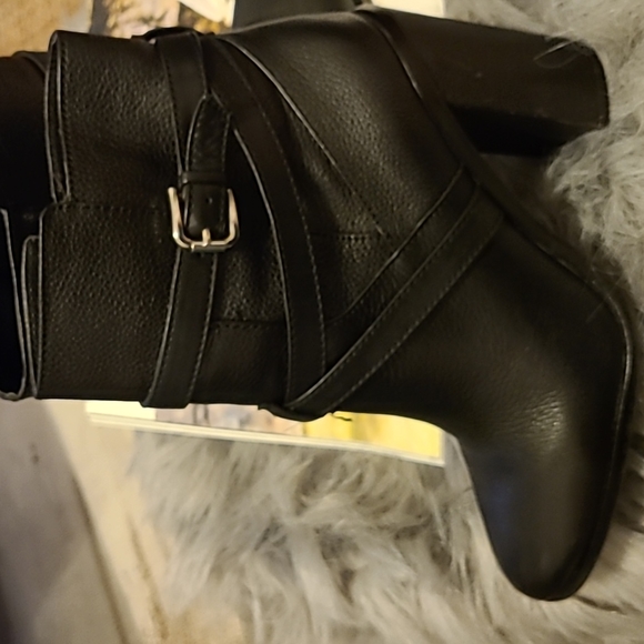 VINCE CAMUTO BLACK LEATHER STRAPPY ANKLE BOOTS sz 9 - Picture 3 of 9